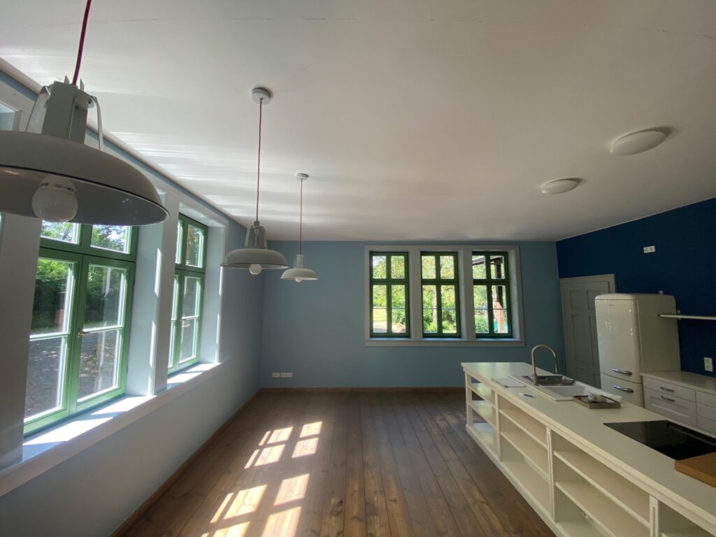 Anstrich von Wänden in einer Küche mit Silikatfarben in Hellblau