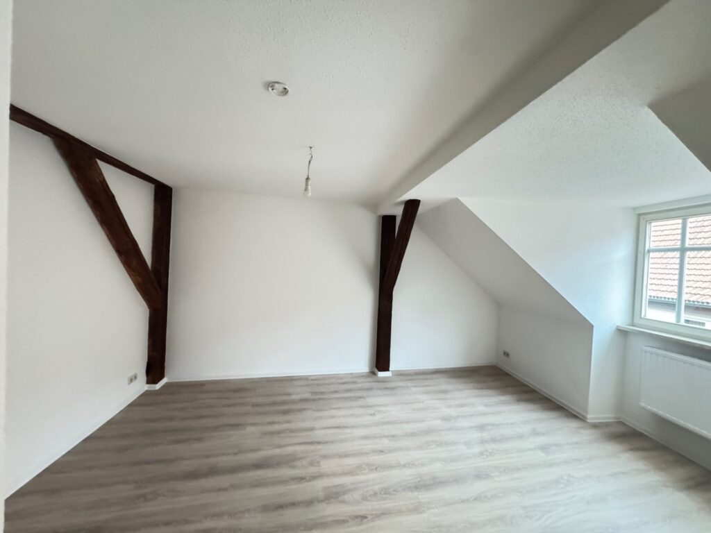 Fachwerkwohnung in Themar Ansicht von einem der großzügigen Zimmer im Obergeschoss mit Fachwerkbalken