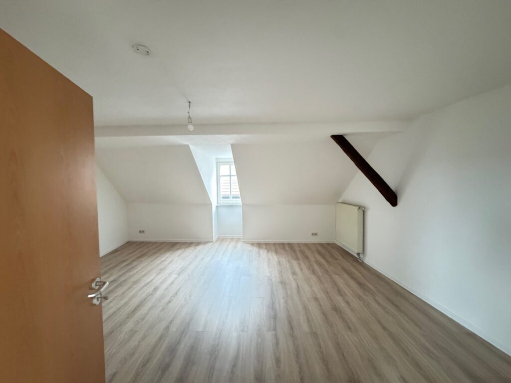 Fachwerkwohnung in Themar Ansicht von einem der großzügigen Zimmer im Obergeschoss mit Fachwerkbalken