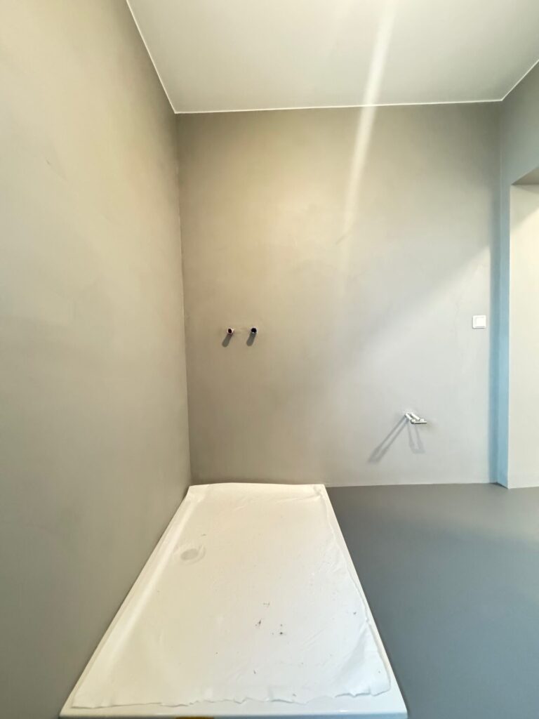 Ein Auszug unserer Referenzen 9 Mircozement in einem Bad bei Meiningen. Wand in hellen Grau, Boden in anthrazit
