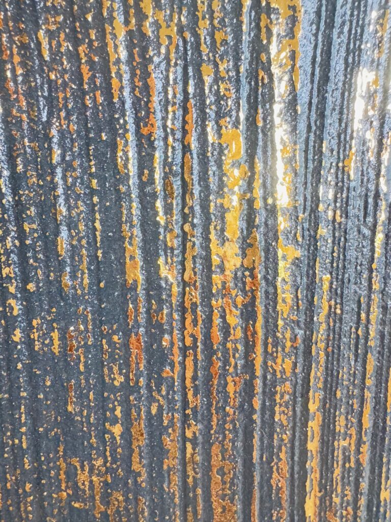 Wow – Kreative Wandgestaltung | Malerbetrieb Göbel 9 kreative Wandgestaltung Besenstrich in der Farbe Anthrazit mit einer Goldfolie überzogen als Akzent Malerbetrieb Göbel Meiningen